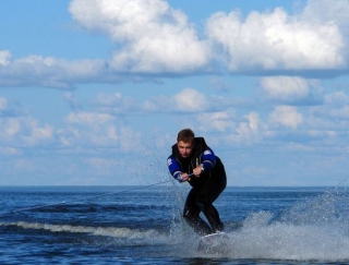 Haciendo fuerza para mantenerse en pie